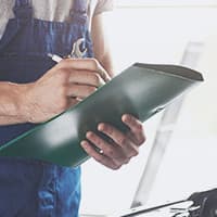 Mitarbeiter bespricht die Reparatur mit der Kundin